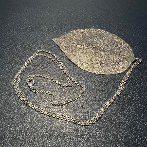 Jewelry - Silver-toned Filigree Leaf Necklace